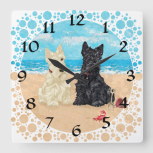 Wheaten & Black Scotties at the Beach Quadratische Wanduhr