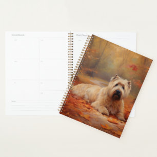 Wheaten Terrier dans les feuilles d'automne automn