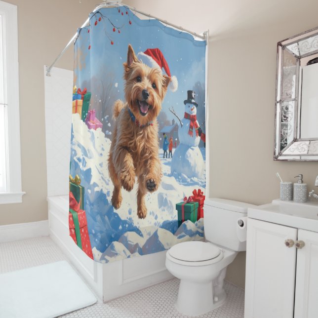 Wheaten Terrier läuft im Schnee mit Weihnachtshut Duschvorhang (Beispiel)