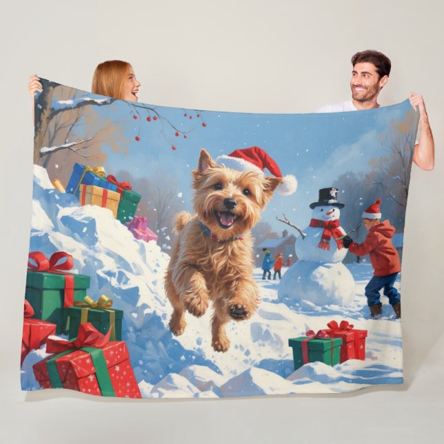 Wheaten Terrier läuft im Schnee mit Weihnachtshut Fleecedecke (Beispiel)