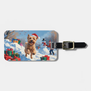 Wheaten Terrier läuft im Schnee mit Weihnachtshut Gepäckanhänger