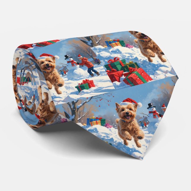 Wheaten Terrier läuft im Schnee mit Weihnachtshut Krawatte (Gerollt)
