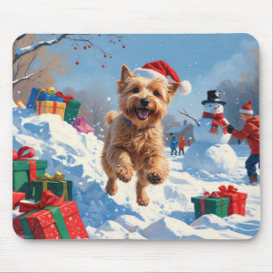 Wheaten Terrier läuft im Schnee mit Weihnachtshut Mousepad