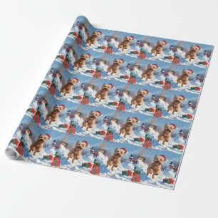 Wheaten Terrier läuft im Schnee mit Weihnachtsmütz Geschenkpapier