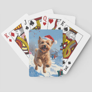 Wheaten Terrier läuft im Schnee mit Weihnachtsmütz Spielkarten