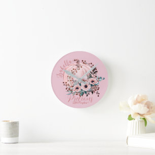 Whimsical Autumnal Pink Pumpkin Floral Runde Wanduhr