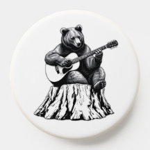 Whimsical Bären spielen Gitarre sitzend auf einem 