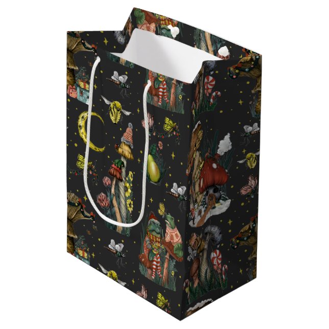 Whimsical Black Mushroom Frohe Weihnachten Goth Me Mittlere Geschenktüte (Vorderseite Schrägansicht)