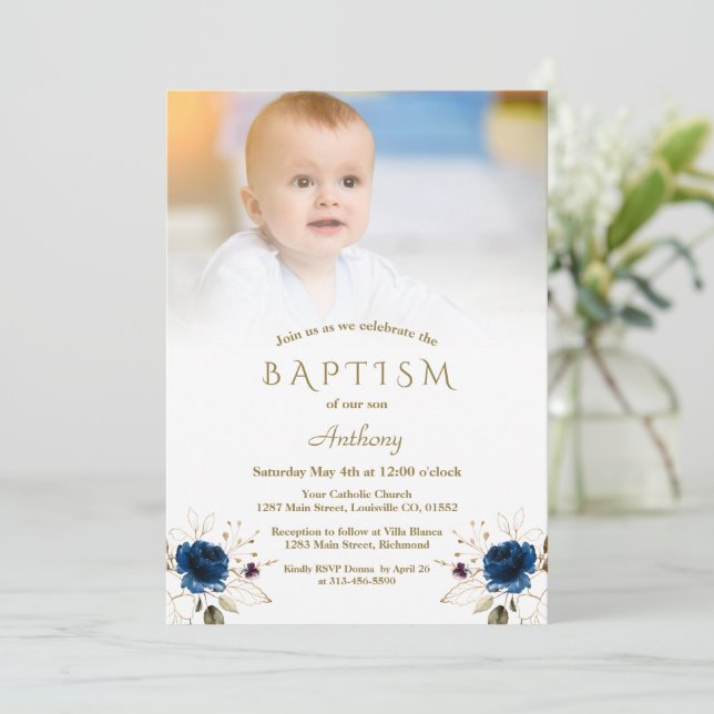 Whimsical Blue Gold Blume Foto Boy Baptisk Inv Einladung (Stehend Vorderseite)