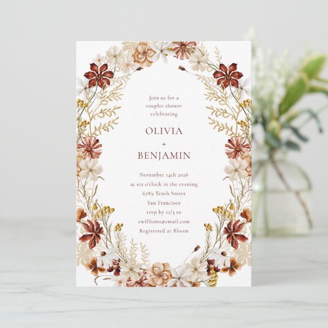 Whimsical Botanical Burgundy Wreath Paare Dusche Einladung (Stehend Vorderseite)