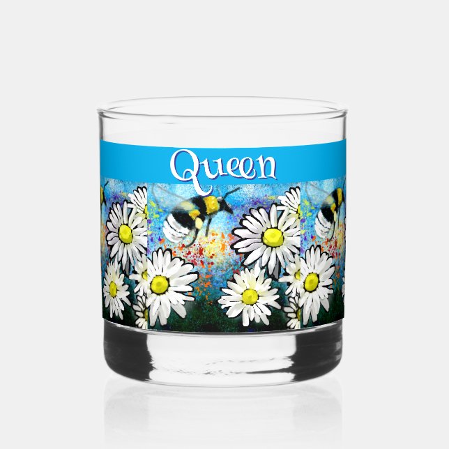 Whimsical Bumble Bee in Daisies Personalisiert Whiskyglas (Vorderseite)