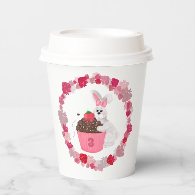 Whimsical Bunny, Bee & Strawberry Cupcake Geburtst Pappbecher (Vorderseite)