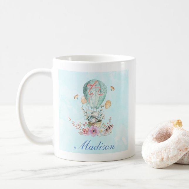 Whimsical Bunny Riding in einem Heißluftballon Kaffeetasse (Mit Donut)