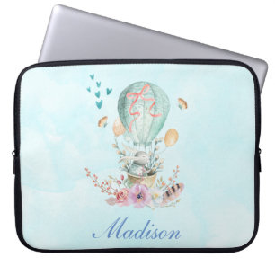 Whimsical Bunny Riding in einem Heißluftballon Laptopschutzhülle