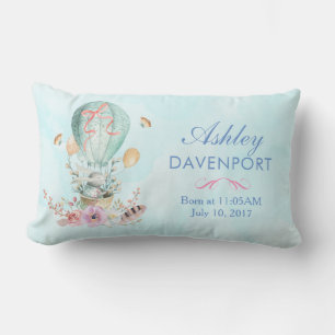 Whimsical Bunny Riding in einem Hot Air Balloon Ba Lendenkissen
