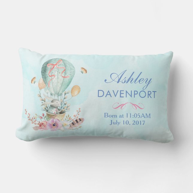 Whimsical Bunny Riding in einem Hot Air Balloon Ba Lendenkissen (Vorderseite)