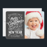 Whimsical Chalkboard Frohe Weihnachtsfoto Karten<br><div class="desc">Matching Postage: Rustikaler Kneipenstil mit schwarzem Hintergrund mit elegantem Deko-Rahmen und Retro-U-Bahn-Kunst extravagante Worttypografie. Fügen Sie einfach Ihr Lieblings-Foto oder Babybild hinzu und passen Sie die Namen und das Jahr an. Klicken Sie auf Anpassen, um die Größe oder den Stil des Schriftartes so zu ändern, dass er wie eine handgeschriebene...</div>