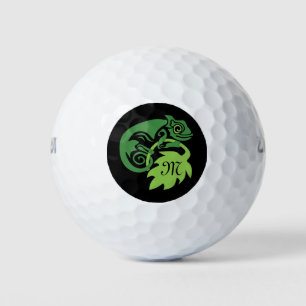 Whimsical Chameleon Klettern auf Hopfen Monogram Golfball