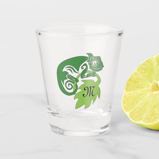 Whimsical Chameleon Klettern auf Hopfen Monogram Schnapsglas (Vorderseite)
