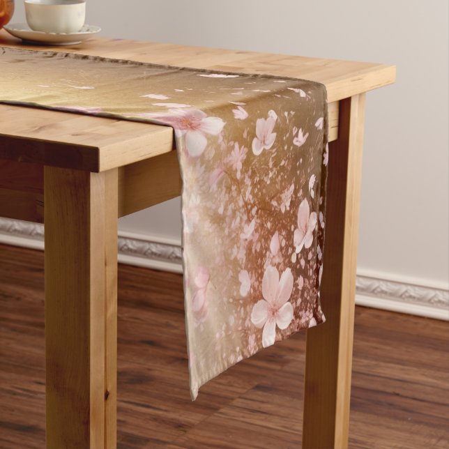 Whimsical Cherry Blossom Blizzard auf Golden Kurzer Tischläufer (Beispiel)