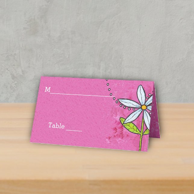 Whimsical Daisy Blume Blätter auf Bright Pink Platzkarte (Bright white daisy flower with leaves on vibrant pink table or place card for events.)