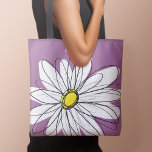 Whimsical Daisy - orchid - trendy script name Tasche<br><div class="desc">Ein Zen und skurrile zeichn von einem Dissy. Die modernen Linien sind handgezeichnet und mit weißen Blütenblättern und einem gelben Zentrum für die Blume versehen. Der Hintergrund ist weich, pastellfarben lila - und der Name ist ein trendiges Schrift in Weiß. Sie können einen Namen, ein Monogramm oder einen anderen benutzerdefinierten...</div>