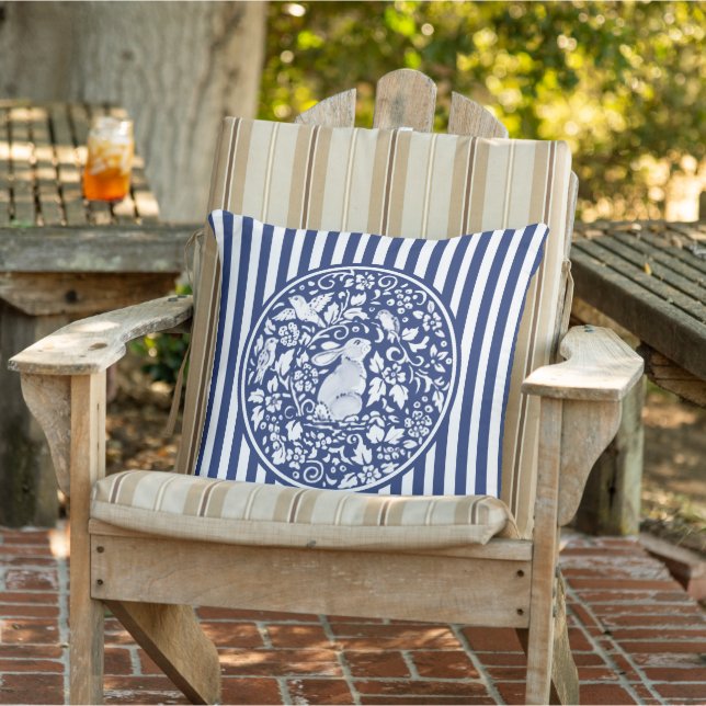 Whimsical Dark Blue White Rabbit Floral Strip Kissen (Stuhl )