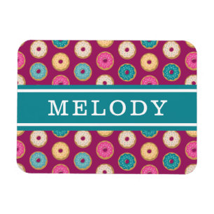 Whimsical Doughnut Pattern auf Lila Magnet