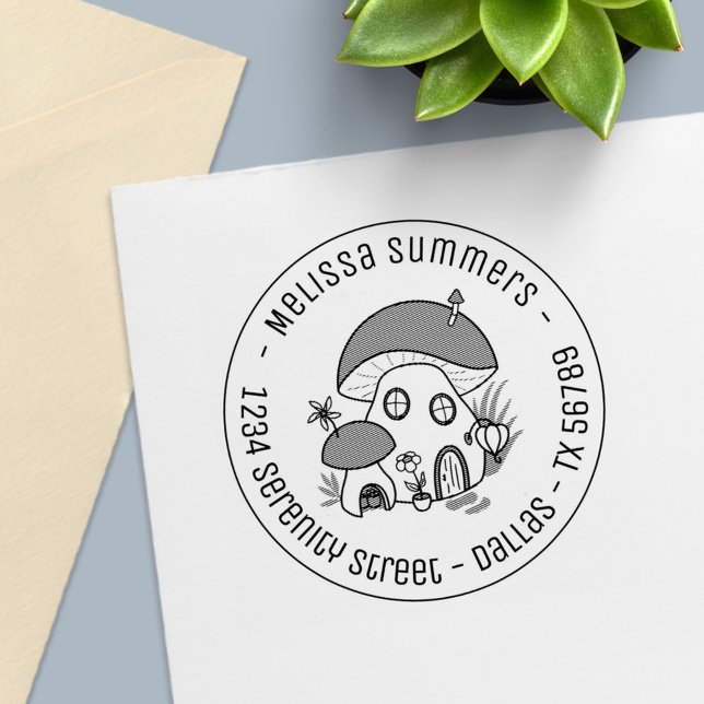 Whimsical Fairy Mushroom House Round Address Permastempel (Von Creator hochgeladen)