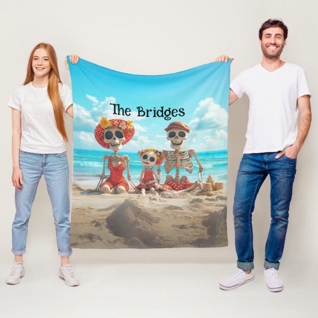 Whimsical Family Skeleton Familie von 3 on Beach Fleecedecke (Beispiel)