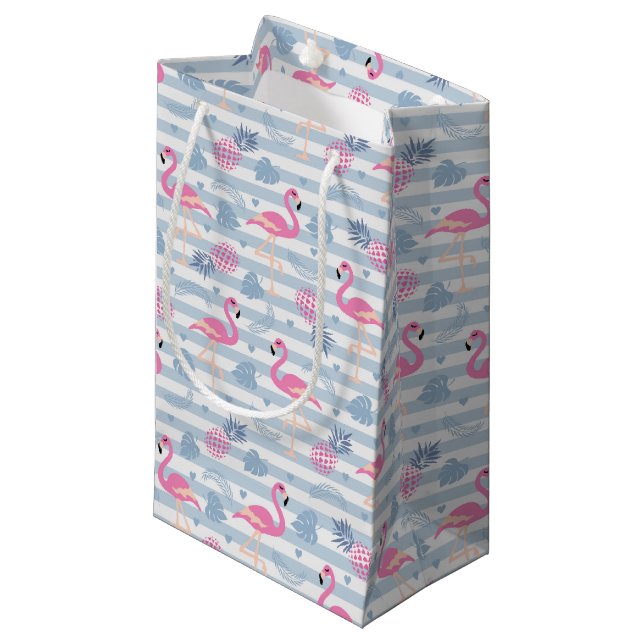 Whimsical Flamingo & Ananas Muster Kleine Geschenktüte (Vorderseite Schrägansicht)