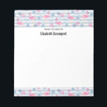 Whimsical Flamingo & Ananas Muster Notizblock<br><div class="desc">Ein Notizblock mit einem Muster mit einem lustigen sommerlichen Ambiente. Rosa Flamingos und Ananas Set auf einem hellblau gestreiften Muster mit Blätter und Herzen herum.</div>