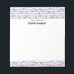 Whimsical Flamingo & Ananas Muster Notizblock<br><div class="desc">Ein Notizblock mit einem Muster mit einem lustigen sommerlichen Ambiente. Rosa Flamingos und Ananas Set auf einem hellblau gestreiften Muster mit Blätter und Herzen herum.</div>