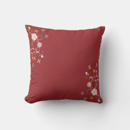 Whimsical Floral and Butterfly Akzente auf dunkelr Kissen