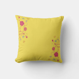 Whimsical Floral and Butterfly Akzente auf Gelb Kissen