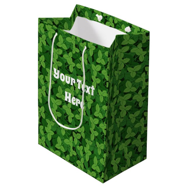 Whimsical Garden Strawberry Leaves Gift Paper Bag Mittlere Geschenktüte (Vorderseite Schrägansicht)
