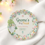 Whimsical Gnome First Birthday Floral Pappteller<br><div class="desc">Feiern Sie mit diesem zauberhaften Geburtstagsgeschenk zum Thema Gnome den magischen Meilenstein Ihres Kleinen! Mit einem handgezeichnet Waldzwerg,  weichen Pastellfloralen und spielerischer Typografie fügt dieses Design Ihrem Party eine bezaubernde Touch hinzu. Ideal für ein erstes Geburtstagsfest,  dieser weiße Teller verleiht Ihrem besonderen Tag ein märchenhaftes Gefühl!</div>