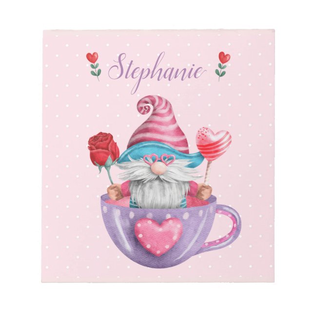 Whimsical Gnome Sits in Teecup Herz & Blume Notizblock (Vorderseite)