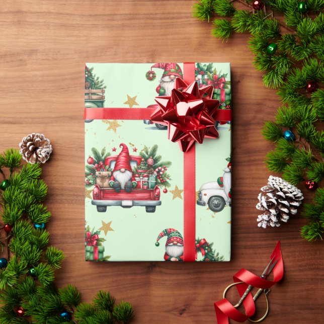 Whimsical Gnomes, Trucks und Gold Foil Stars Geschenkpapier (Feiertagsgeschenk)