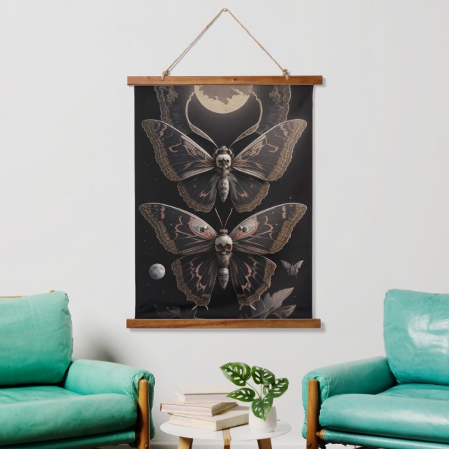 Whimsical Gothic Death's Head Moth Wandteppich Mit Holzrahmen (Wohnzimmer)