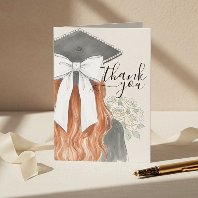 Whimsical Graduation Cap with Bow & Pearls Script Dankeskarte (Whimsical Graduation Cap with Bow & Pearls Script Thank You Card)
