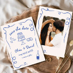 Whimsical Hand Drawn Wedding Foto Navy Blue Save The Date<br><div class="desc">Set den Ton für deine Hochzeit mit dieser skurril handgezeichnet Save the Date Fotokarte! Mit feinen, künstlerischen Details und einem personalisierten Foto verbindet dieses Design Kreativität und Charme. Die sanfte, elegante Typografie bereichert das romantische Thema, während die individuell anpassbaren Details dafür sorgen, dass es perfekt zu Ihrem besonderen Tag passt....</div>
