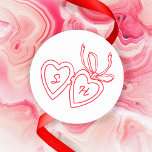 Whimsical Heart Locket Doodle Sketch Modern CUSTOM Runder Aufkleber<br><div class="desc">Verwenden Sie diese süßen whimsical Aufkleber für Ihre Hochzeit, Verlobungsfeier, Brautparty oder andere Veranstaltung. Hand von mir für dich gezeichnet. Vollständig editierbar, fügen Sie Ihre eigene Text- oder Hintergrundfarbe hinzu. VOLLSTÄNDIG KUNDENBAR: Klicken Sie auf "Personalisieren", um den Text zu bearbeiten, fügen Sie Ihre eigenen persönlichen Initialen zu den Herzen, und...</div>