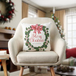 Whimsical Holly Wreath Weihnachten Kissen<br><div class="desc">Feiern Sie die Saison mit unserem köstlichen Whimsical Holly Wreath Kissen, mit einer bezaubernden Abbildung eines Weihnachtskranzes aus heiliger Erde mit einem festlichen rot-weiß gestreiften Bogen, der den Zauber von Weihnachten einfängt. Der spielerische "Frohe Weihnachten"-Gruß in der Mitte der Illustration ist in einem skurrilen, spielerischen Schriftart geschrieben und verleiht Ihren...</div>