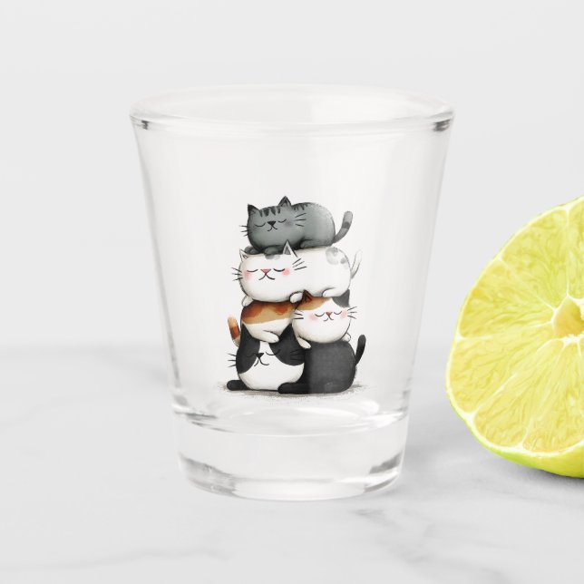 Whimsical Illustration of a Stack of Adorable Cats Schnapsglas (Vorderseite)