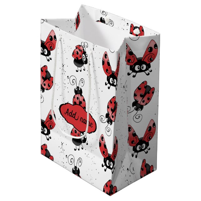Whimsical Ladybug mit farbigen Spritzern Mittelges Mittlere Geschenktüte (Vorderseite Schrägansicht)