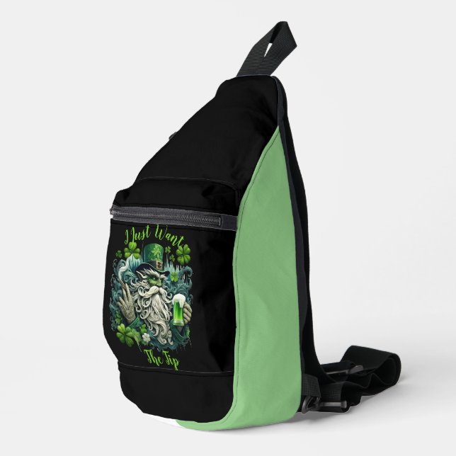 Whimsical Leprechaun Savoring a Cold One Crossbody Bag (Rechte Ecke)