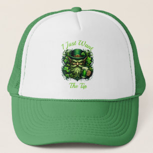 Whimsical Leprechaun trinkt ein Frothbier Truckerkappe