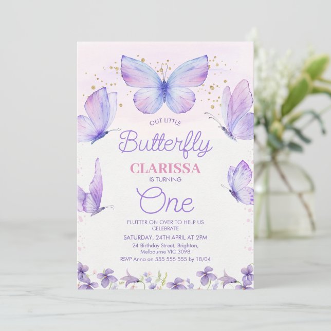 Whimsical Lila Unser kleiner Schmetterling 1. Gebu Einladung (Stehend Vorderseite)