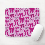 Whimsical Magenta Bows Pattern Mousepad<br><div class="desc">Coquette und skurrile Mousepad mit handgezeichneter Illustration von Magentaschleifen und Herzmustern.</div>